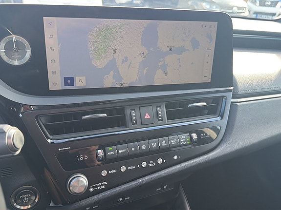 Lexus ES300h 14 of 16