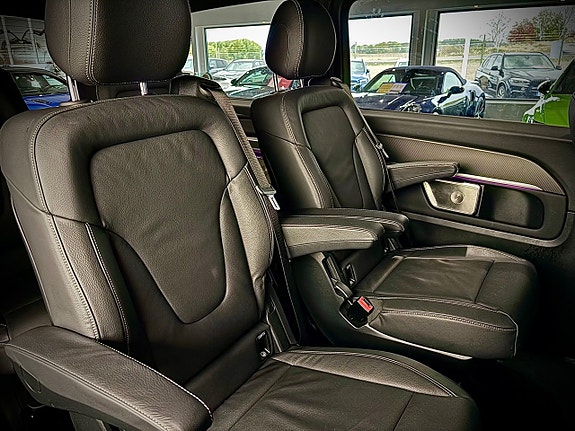 Mercedes-Benz V300 6 of 14