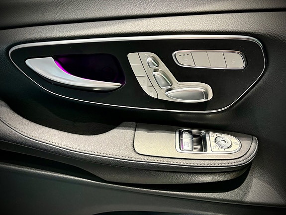 Mercedes-Benz V300 12 of 14