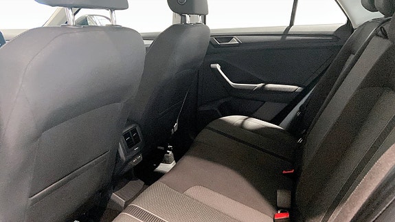 Volkswagen T-Roc 11 of 12