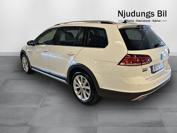 Volkswagen Golf Alltrack 2 of 9