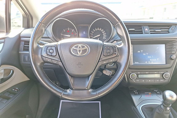 Toyota Avensis 13 of 19