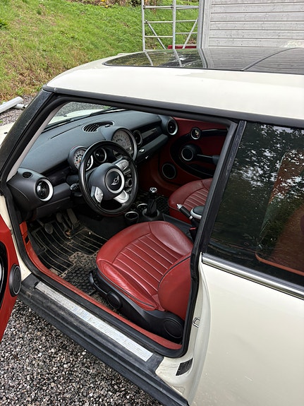 MINI Cooper 4 of 4