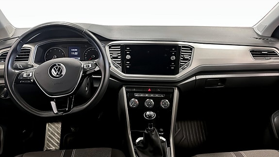 Volkswagen T-Roc 10 of 12