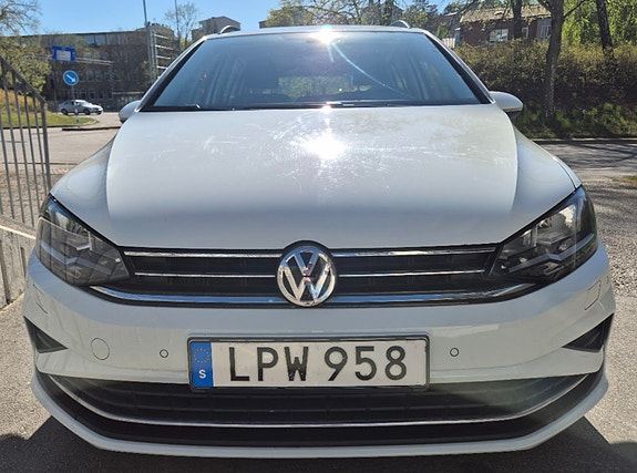 Volkswagen Golf Sportsvan 2 of 7
