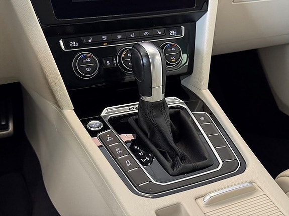 Volkswagen Passat Alltrack 18 of 25