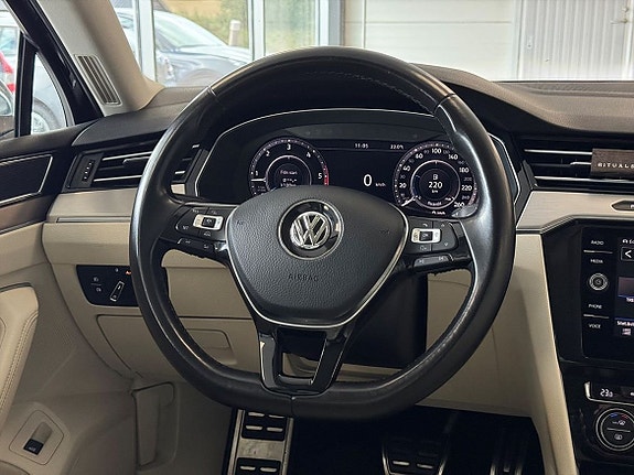 Volkswagen Passat Alltrack 11 of 25