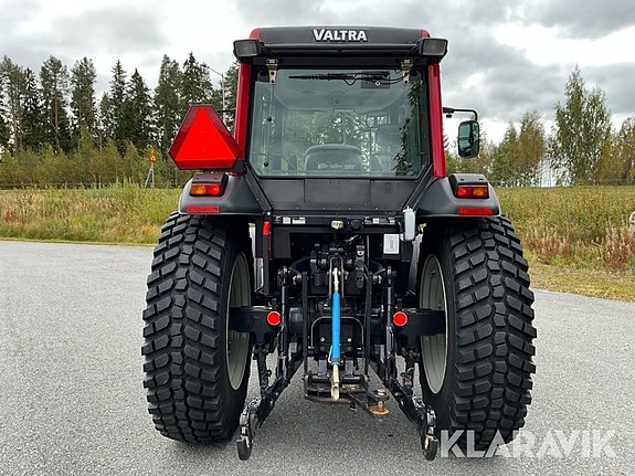 Traktor Valtra A75 med skopa och gafflar 5 of 6