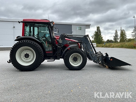 Traktor Valtra A75 med skopa och gafflar 4 of 6