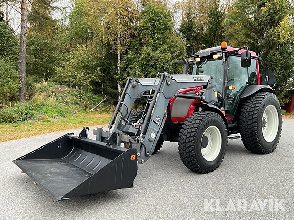 Traktor Valtra A75 med skopa och gafflar 2 of 6