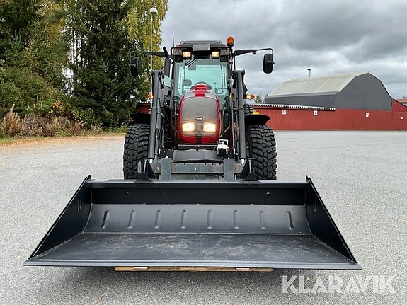 Traktor Valtra A75 med skopa och gafflar 3 of 6