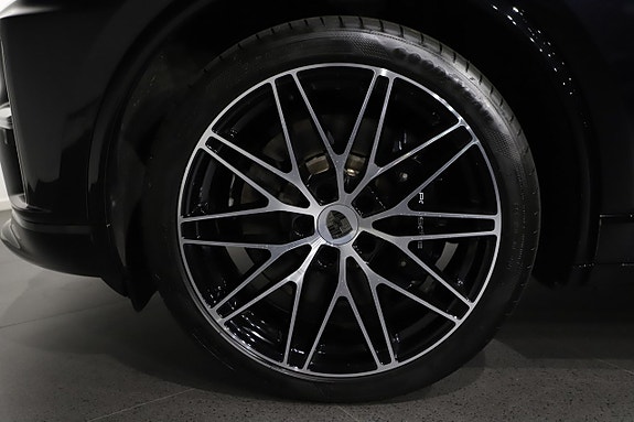 Porsche Macan Turbo 9 of 24