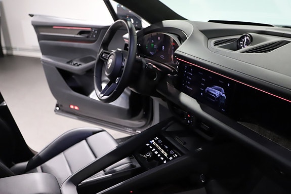 Porsche Macan Turbo 21 of 24