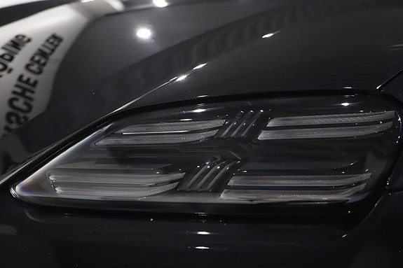 Porsche Macan Turbo 10 of 24