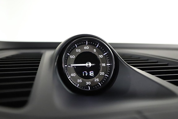Porsche Macan Turbo 16 of 24