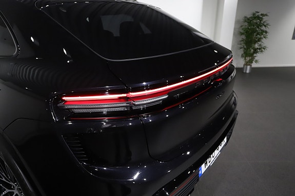 Porsche Macan Turbo 23 of 24