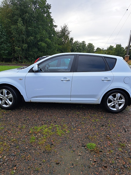 Kia Ceed 2 of 2