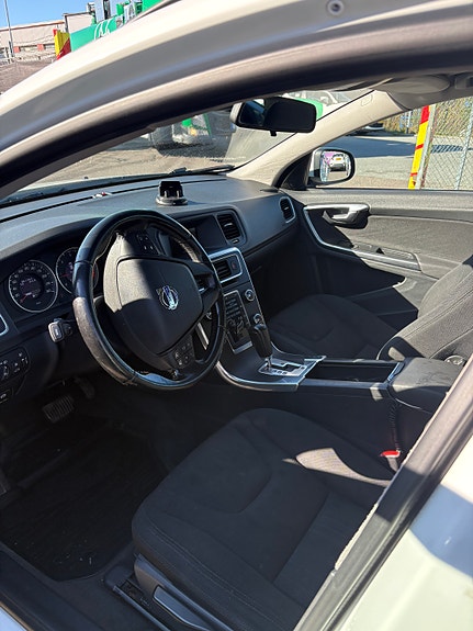 Volvo V60 2 of 4