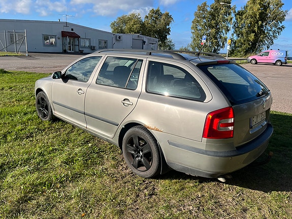 Skoda Octavia 2 of 6