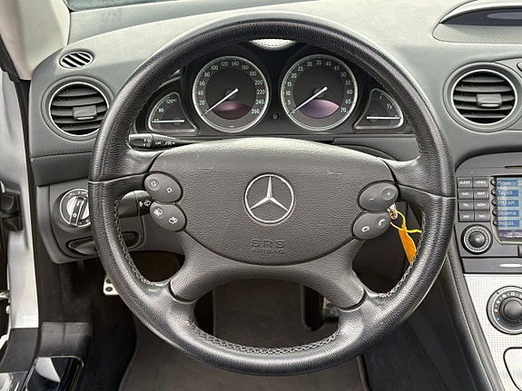 Mercedes-Benz SL350 17 of 25