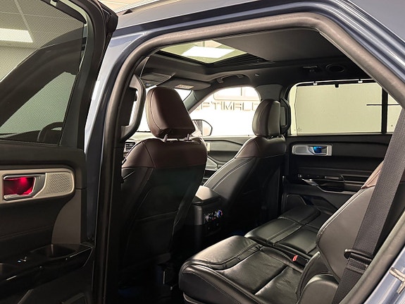 Ford Explorer 12 of 19