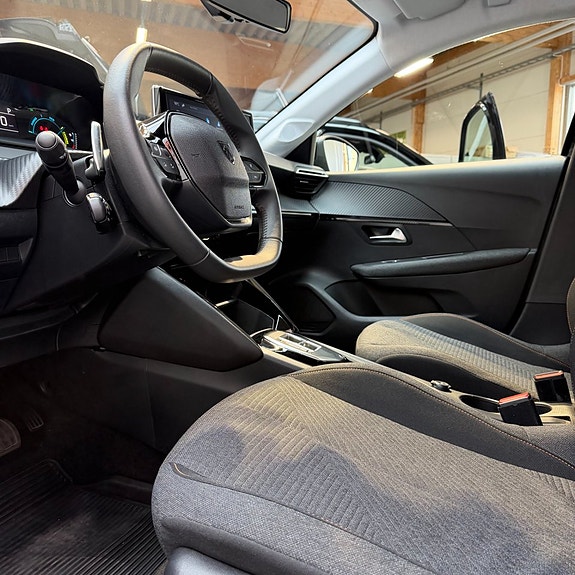 Peugeot 208 8 of 12