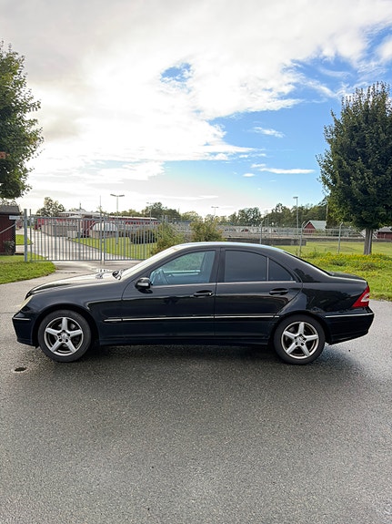 Mercedes-Benz C180 3 of 13