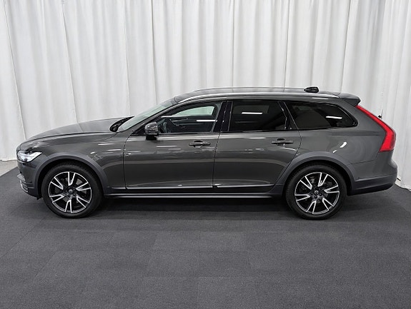 Volvo V90 Cross Country 2 of 15