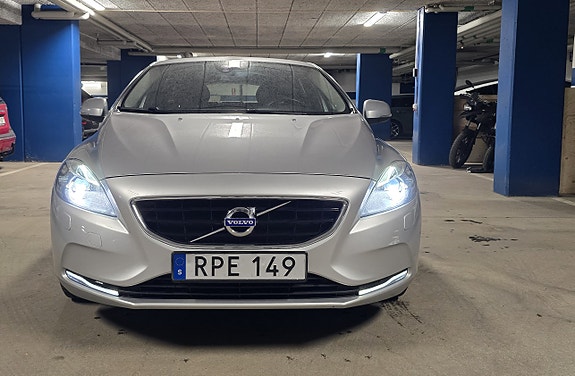 Volvo V40 2 of 8