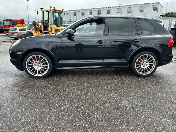 Porsche Cayenne 2 of 6