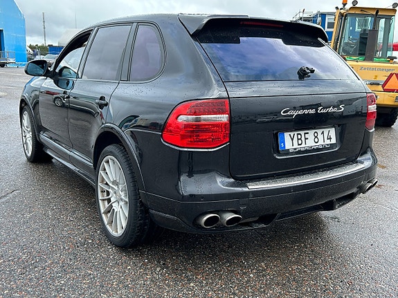 Porsche Cayenne 3 of 6