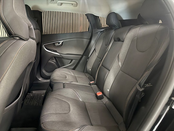 Volvo V40 Cross Country 13 of 25