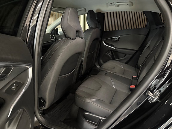 Volvo V40 Cross Country 12 of 25