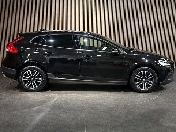 Volvo V40 Cross Country 3 of 25