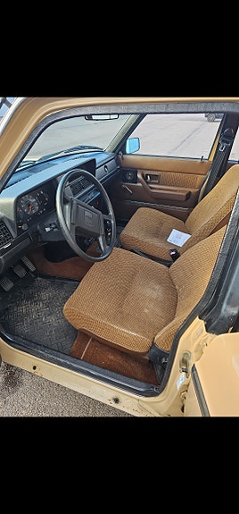 Volvo 240 2 of 5