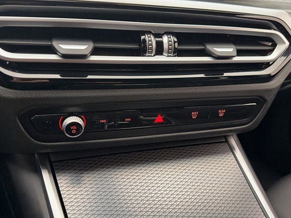 BMW 330e 26 of 30