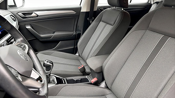 Volkswagen T-Roc 8 of 12