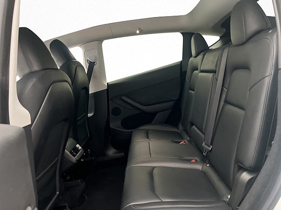 Tesla Model Y 18 of 30