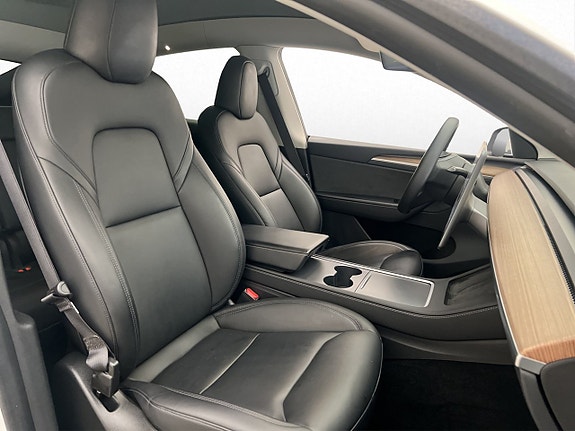 Tesla Model Y 16 of 30