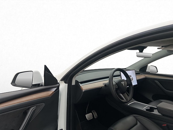 Tesla Model Y 12 of 30
