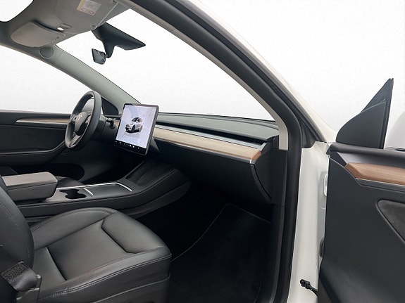 Tesla Model Y 17 of 30