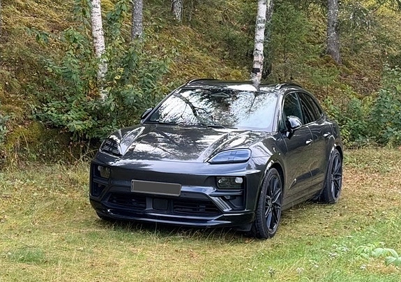 Porsche Macan Turbo 2 of 5