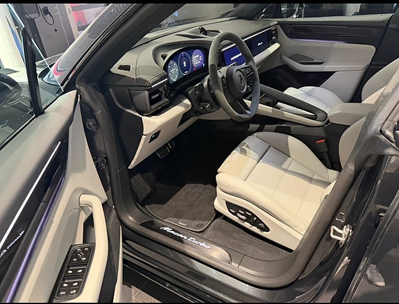 Porsche Macan Turbo 4 of 5