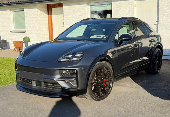 Porsche Macan Turbo 3 of 5