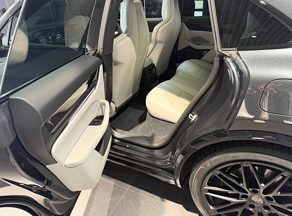 Porsche Macan Turbo 5 of 5