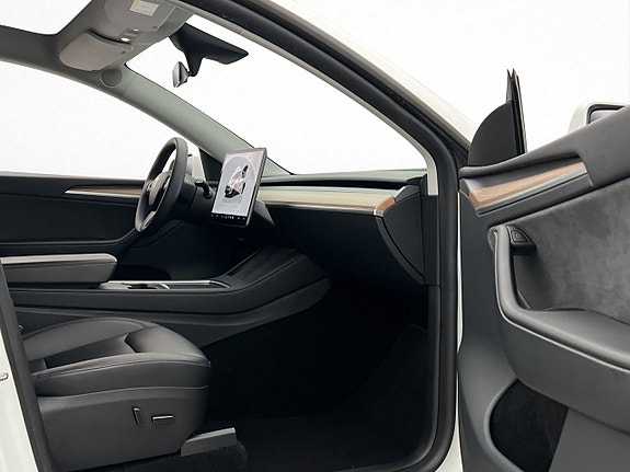 Tesla Model Y 17 of 30