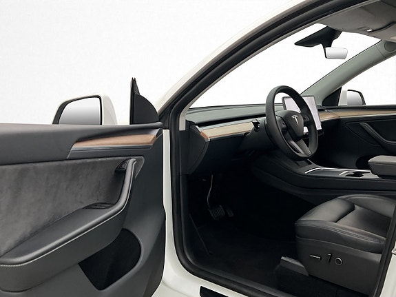 Tesla Model Y 12 of 30