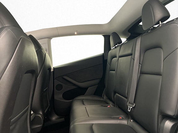 Tesla Model Y 18 of 30