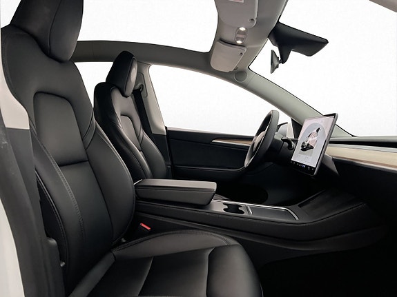 Tesla Model Y 16 of 30