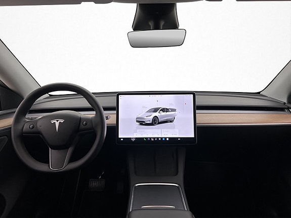 Tesla Model Y 14 of 30